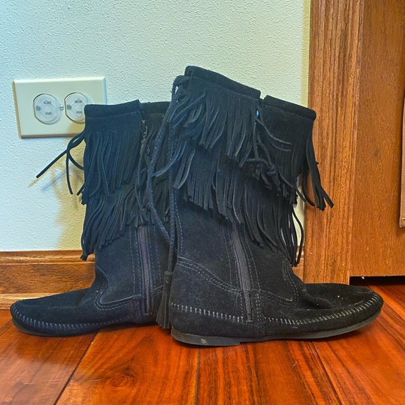 Minnetonka 1689 fringe boot. Size 6. - Picture 4 of 6